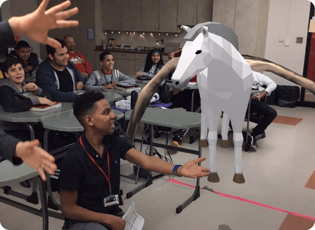 AR kullanarak bir Assemblr 3D modeli ile etkileşime giren öğrenciler