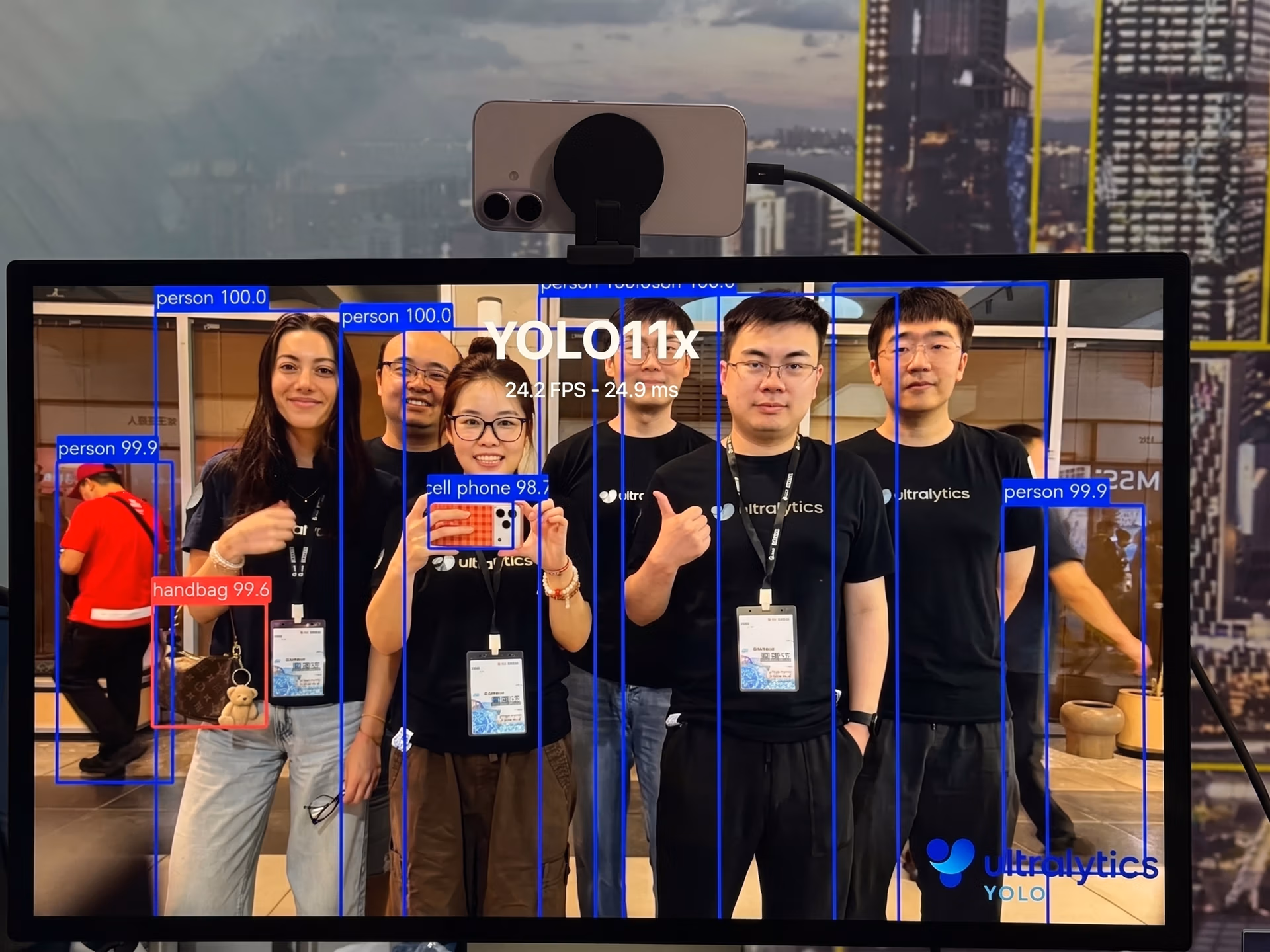 Il team di Ultralytics allo stand B07 rilevato in tempo reale tramite YOLO11