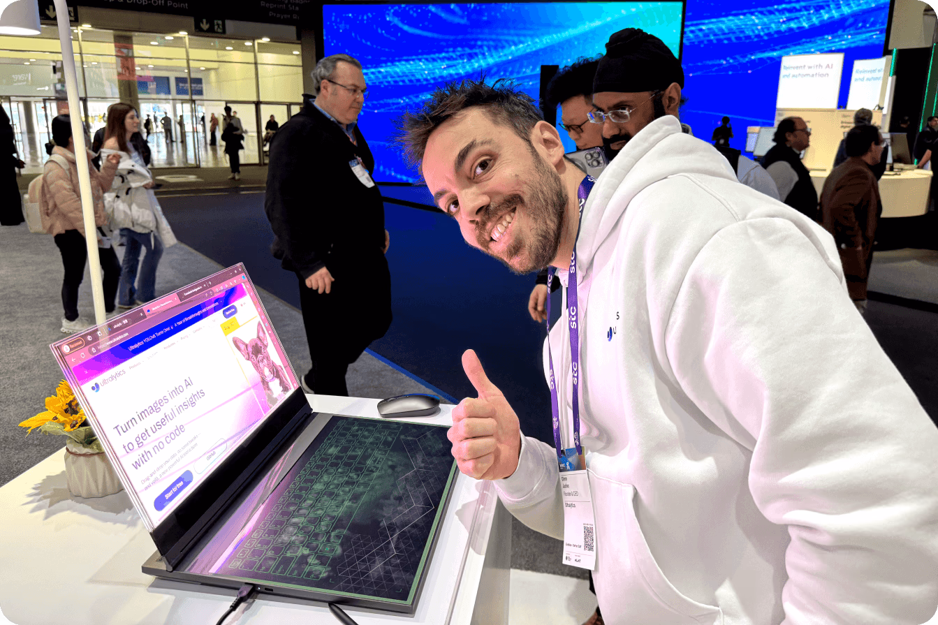 Glenn Jocher presso lo spazio espositivo Lenovo al 4YFN 2024