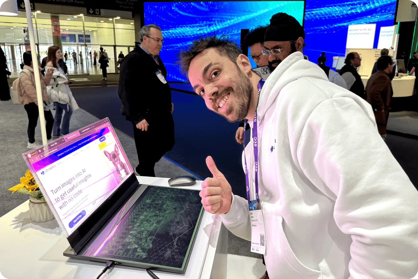 Glenn Jocher en el espacio de exposición de Lenovo en 4YFN 2024