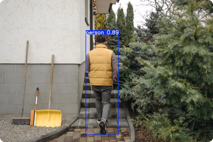 Rilevamento di una persona nel cortile di una casa tramite YOLO11