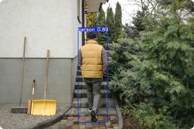 Detección de una persona en el patio trasero de una casa usando YOLO11