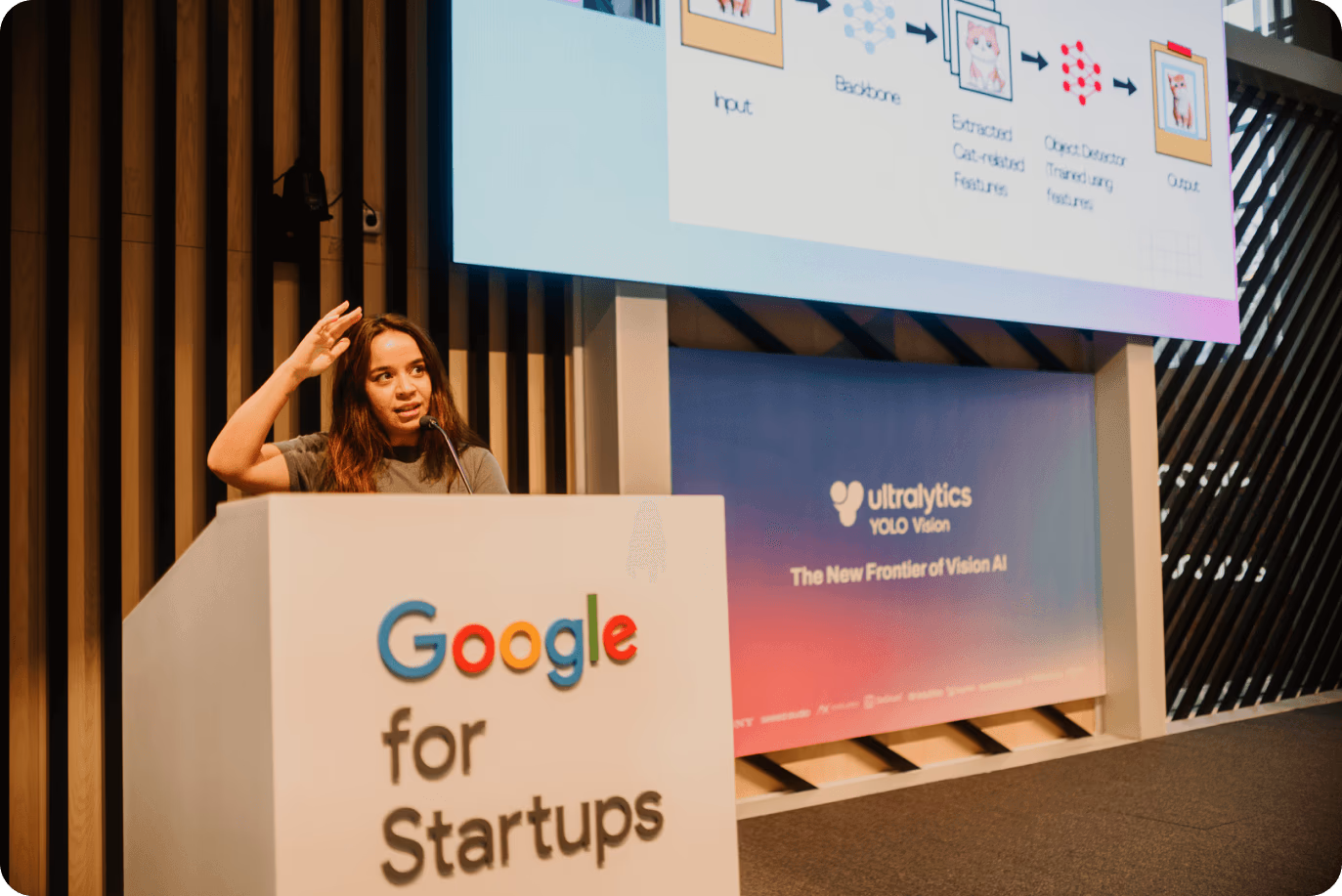Merve Noyan выступает на YOLO VISION 2023 в Мадриде
