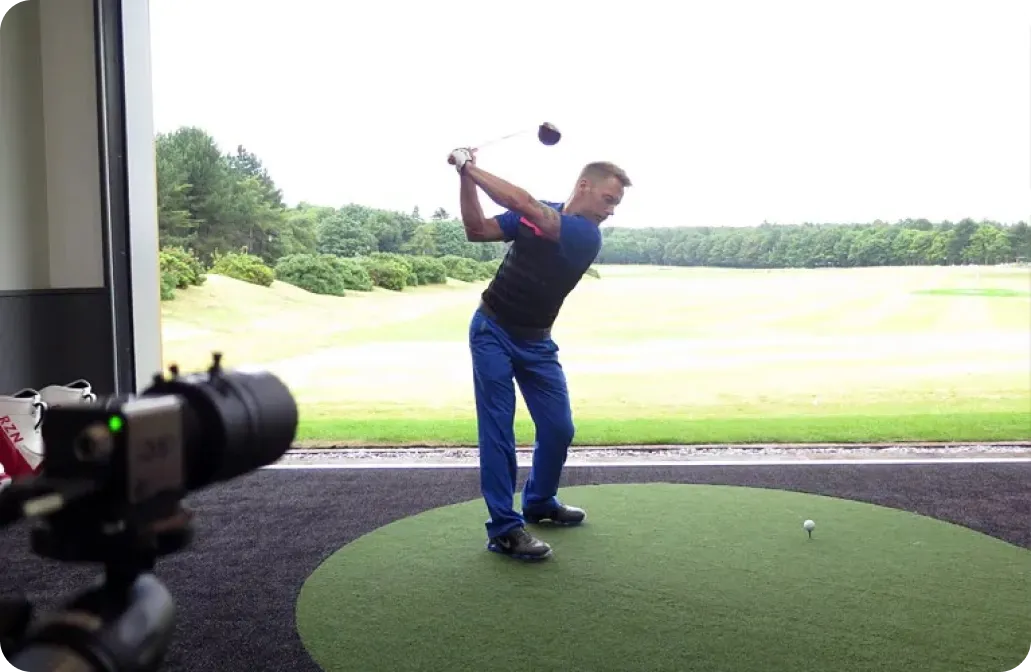 Bir golfçünün vuruşunu analiz eden bilgisayarlı görü ve yüksek hızlı kameralar