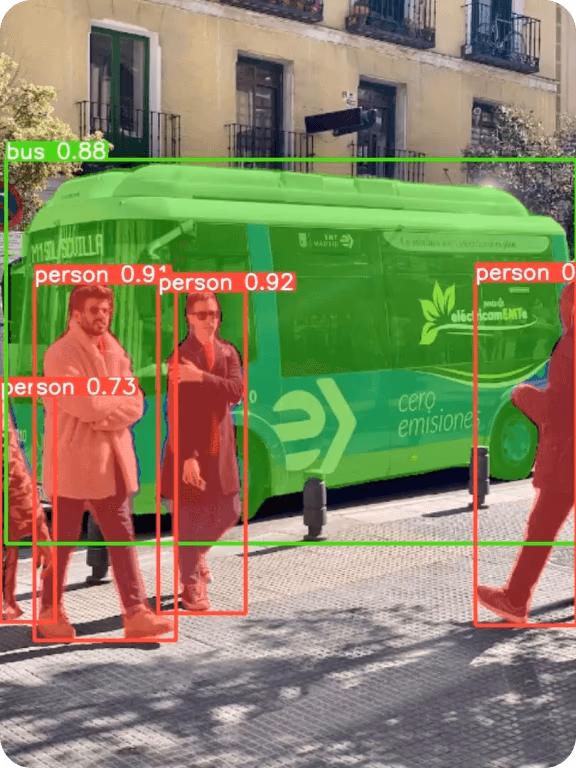 Uso de segmentación de instancias con YOLO11 para identificar vehículos y peatones en la carretera