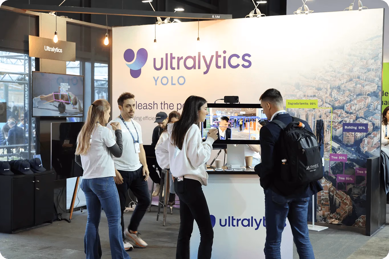 Mentre parli con gli appassionati di tecnologia allo stand di Ultralytics