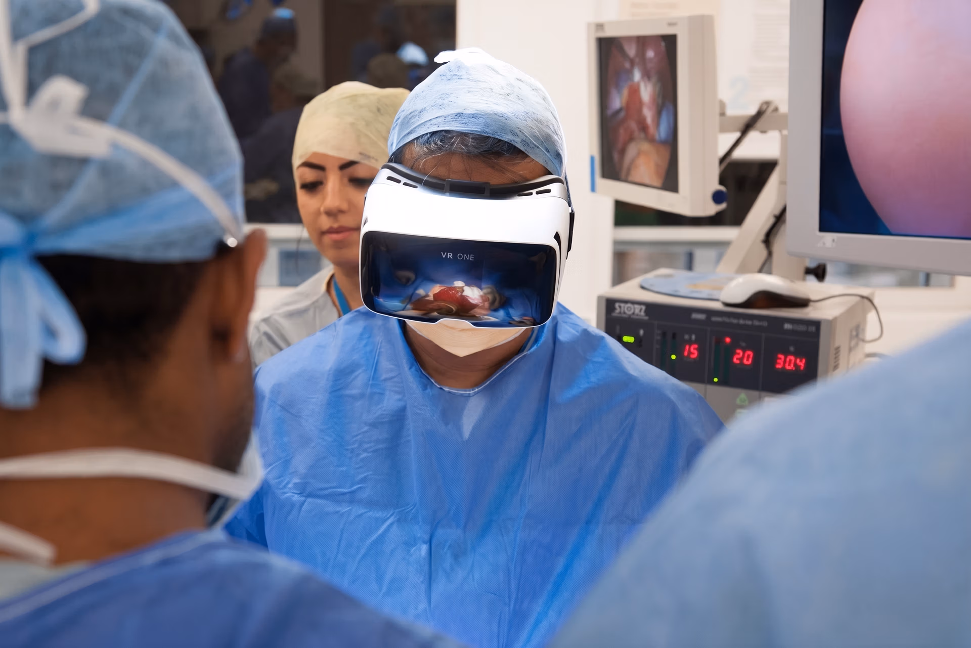 Un professionnel de la santé utilisant un casque de réalité augmentée pendant une chirurgie