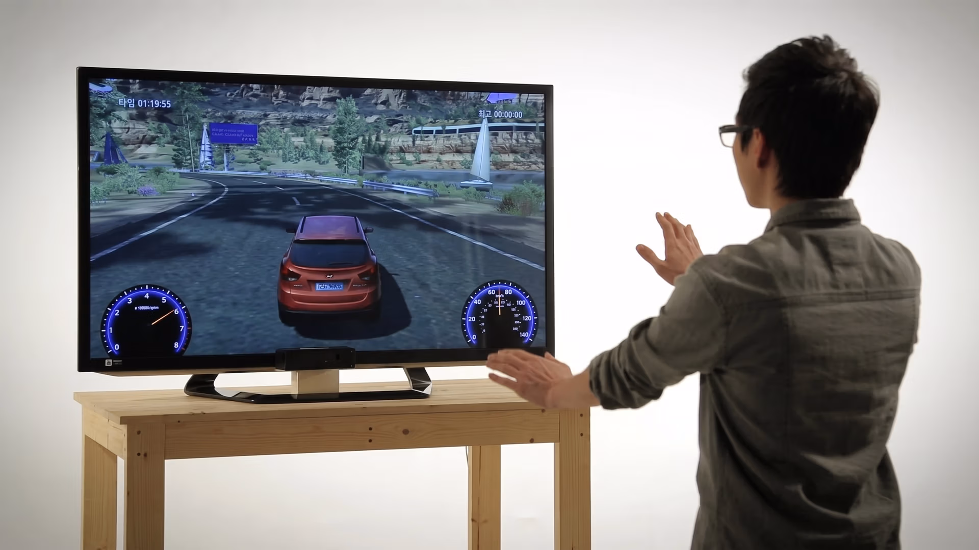 Playing games using hand gestures
