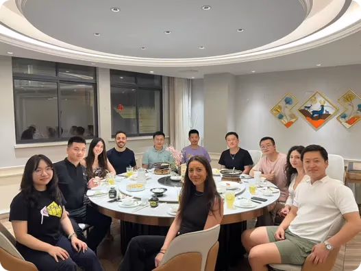 L'équipe Ultralytics lors d'un dîner avec des membres de D-Robotics et Hugging Face
