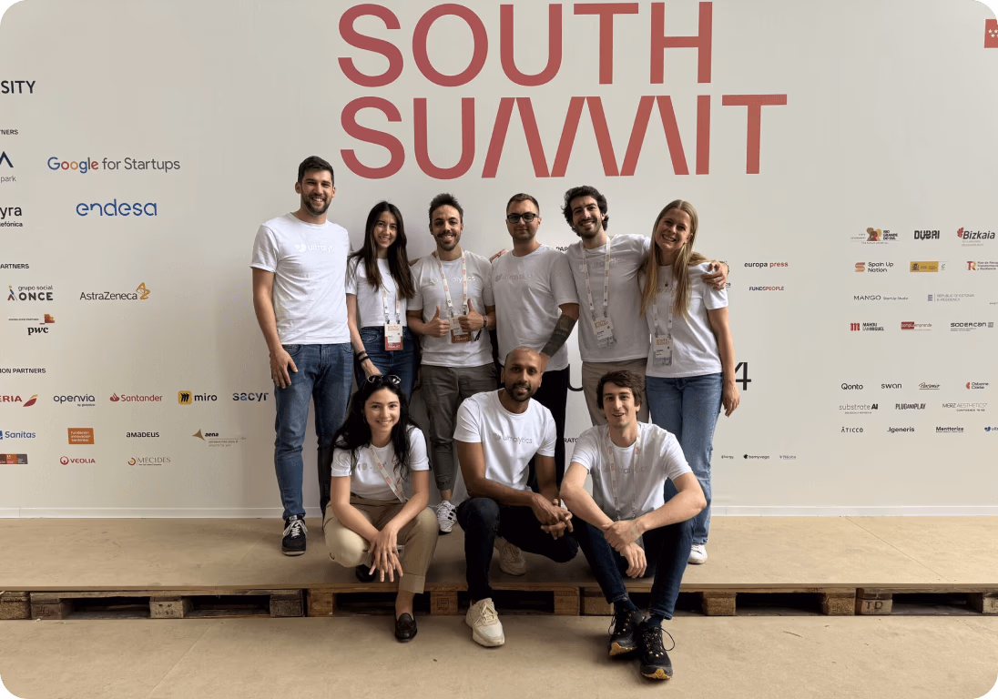 South Summit Madrid 2024で集合写真を撮影するUltralyticsチーム