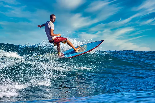 Surfer auf Wellen