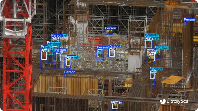 Identificazione dei lavoratori con YOLO11 per garantire la conformità ai DPI nei cantieri edili