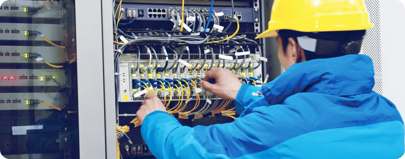Un ingeniero de OSP trabajando en la infraestructura de fibra óptica
