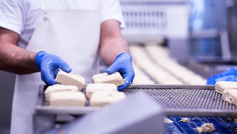 Chef Robotics utiliza Ultralytics YOLO para reducir el desperdicio de alimentos en un 67%