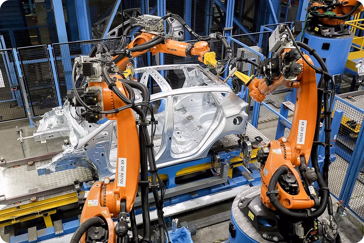 Un braccio robotico basato sulla visione che assembla un'auto