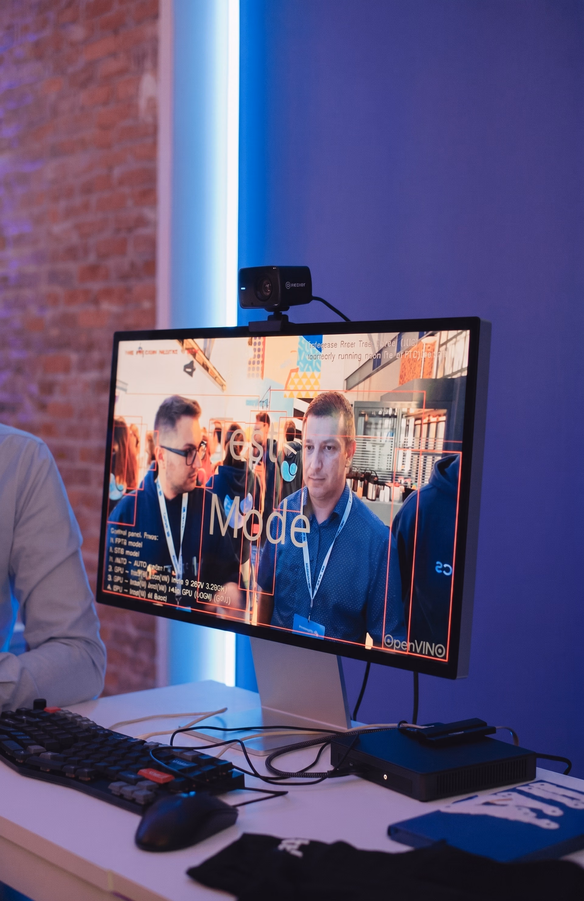 Демонстрация обнаружения объектов в реальном времени на стенде Intel OpenVINO