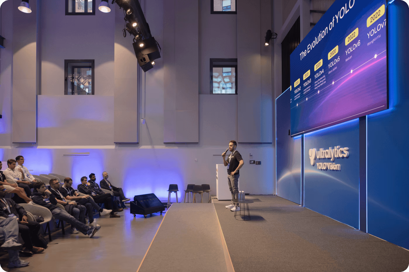 Glenn Jocher يعلن عن Ultralytics YOLO11 على المسرح في YOLO Vision 2024