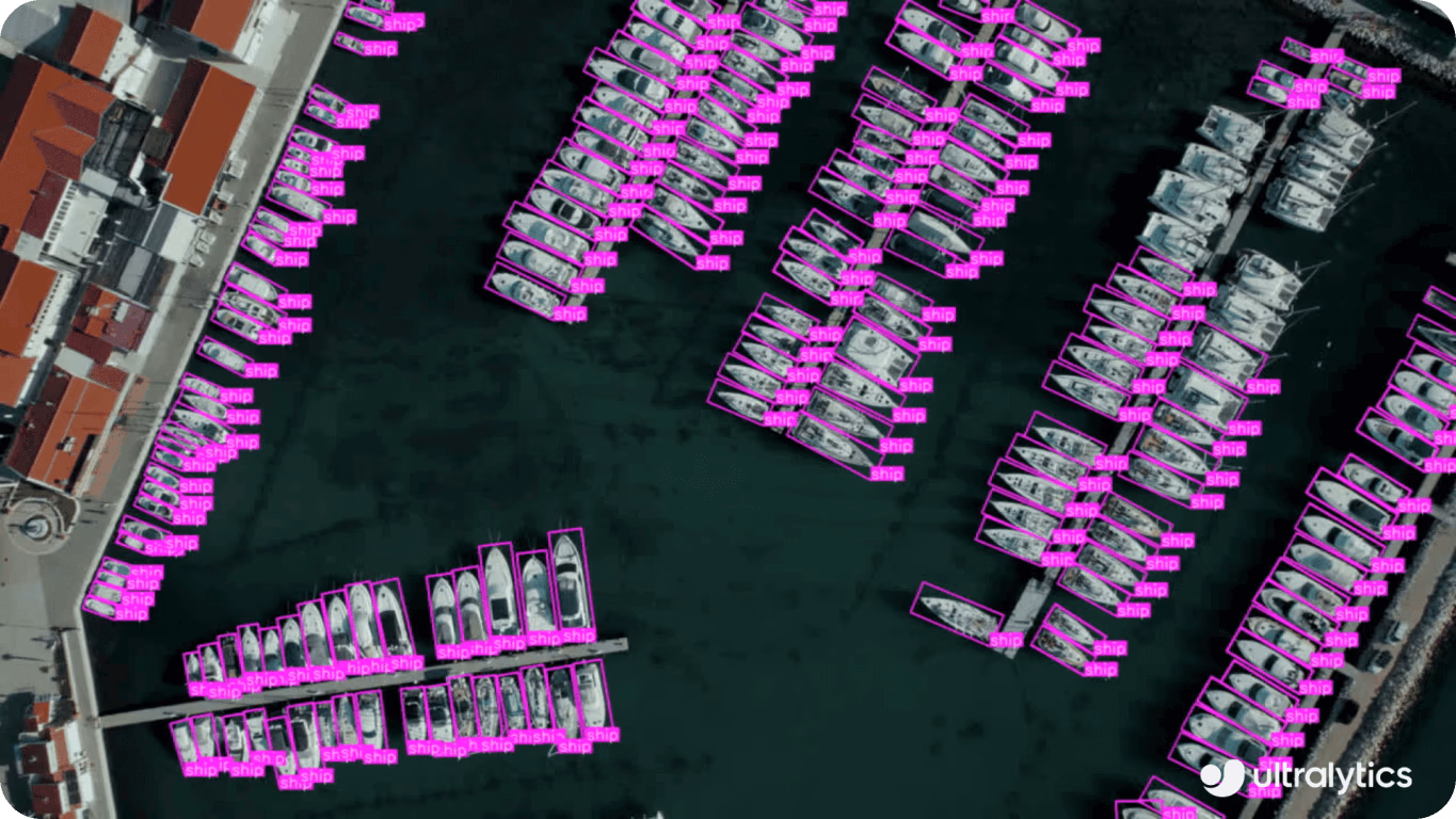 Erkennung von orientierten Bounding Boxes auf einem Luftbild von Booten mit YOLOv8