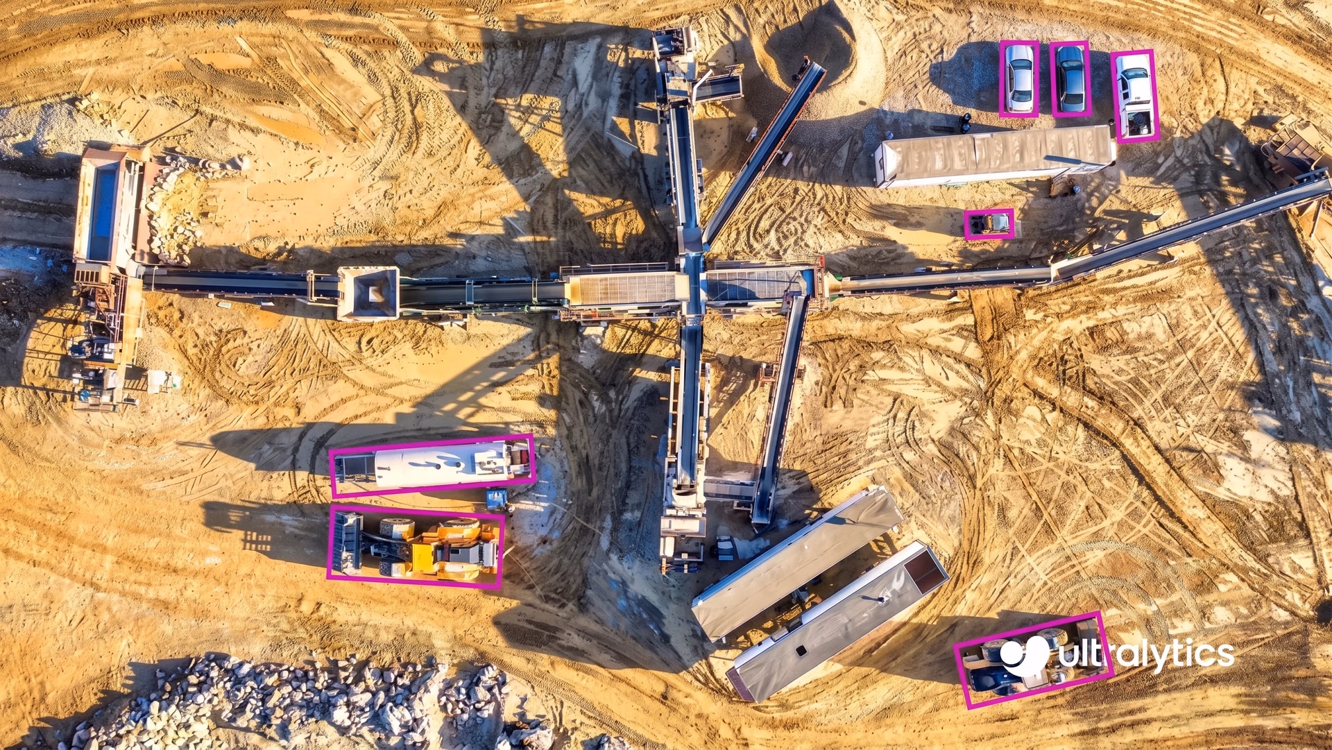 Rilevamento di veicoli e macchinari in un cantiere edile tramite drone con Ultralytics YOLO11