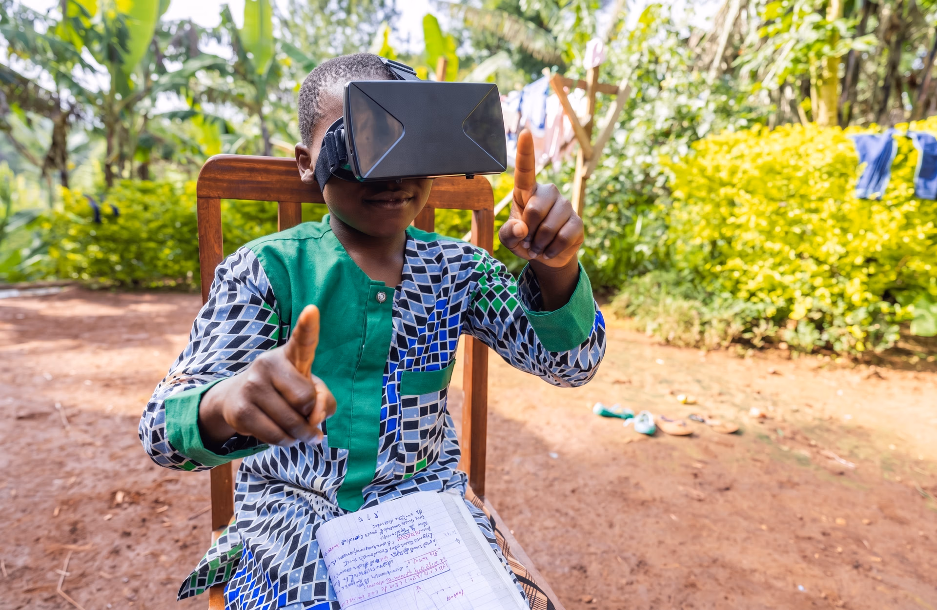 Un étudiant dans un endroit reculé en Afrique utilisant la technologie de réalité augmentée pour étudier