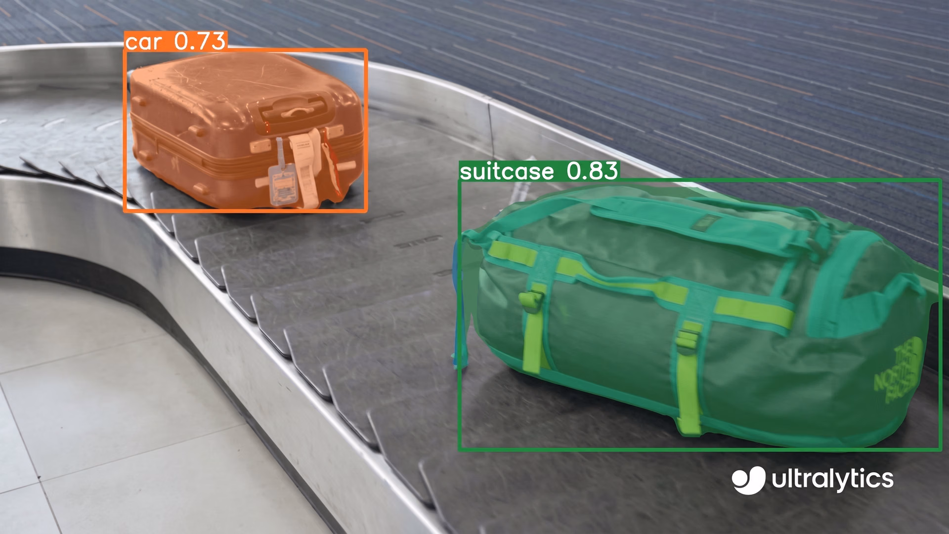 Modèle YOLOv8 d'Ultralytics détectant et suivant des bagages sur un tapis roulant