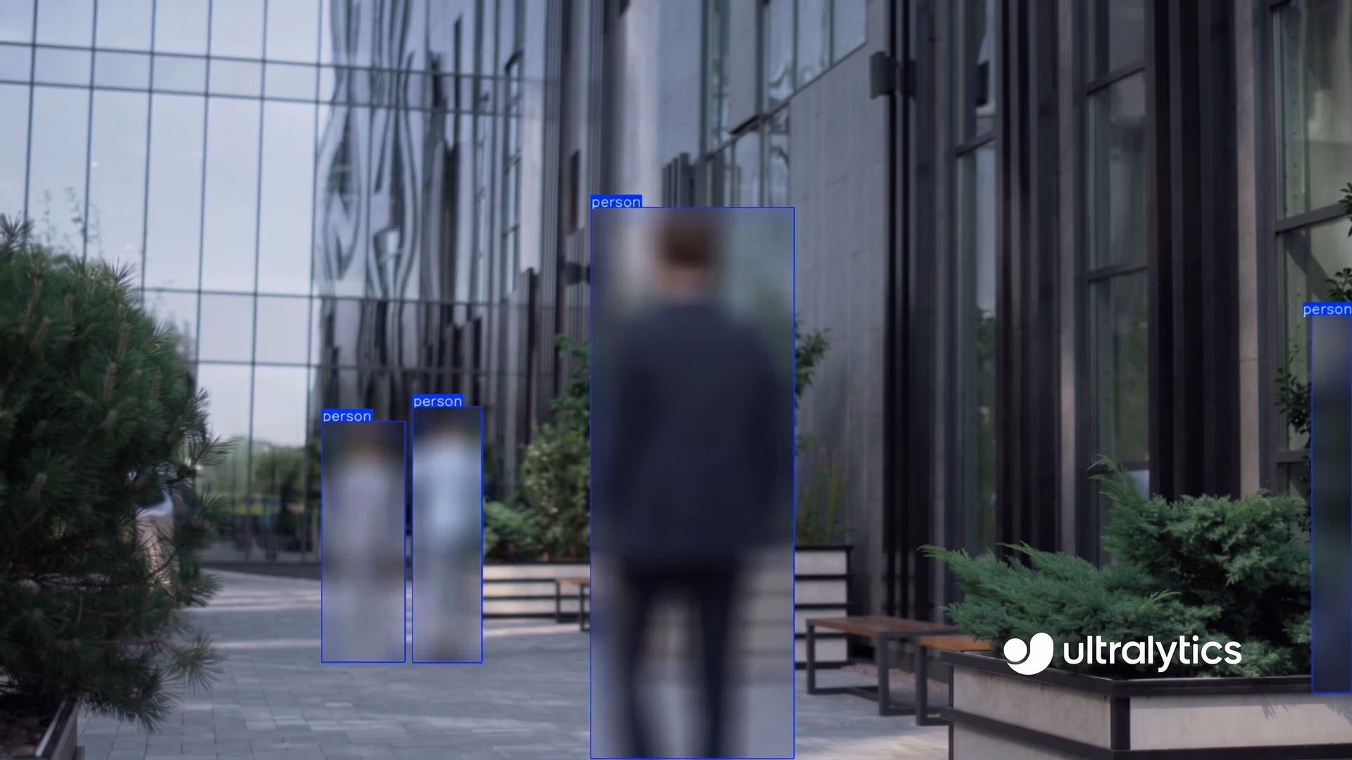 Floutage d'objets avec Ultralytics YOLOv8 pour la protection de la vie privée