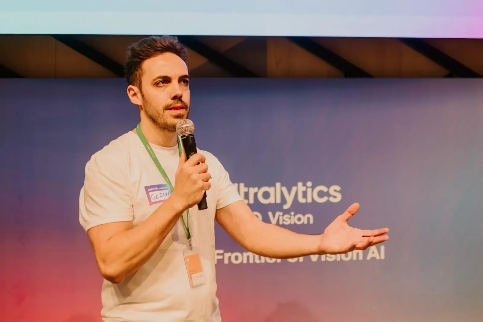 Fondateur et PDG d'Ultralytics présentant son discours principal Ultralytics YOLO YV23
