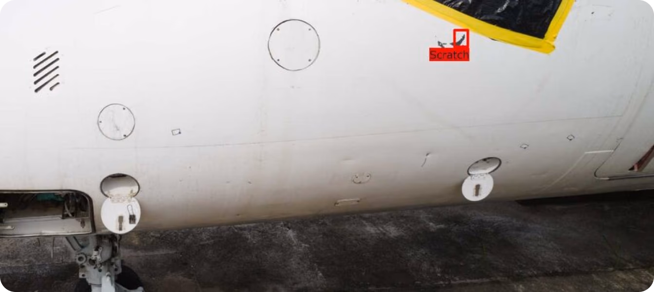 Modello di computer vision che rileva graffi sulla superficie di un aereo