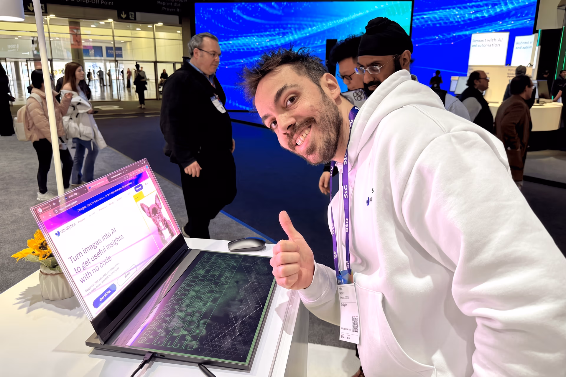Glenn Jocher en el espacio de exposición de Lenovo en el 4YFN 2024