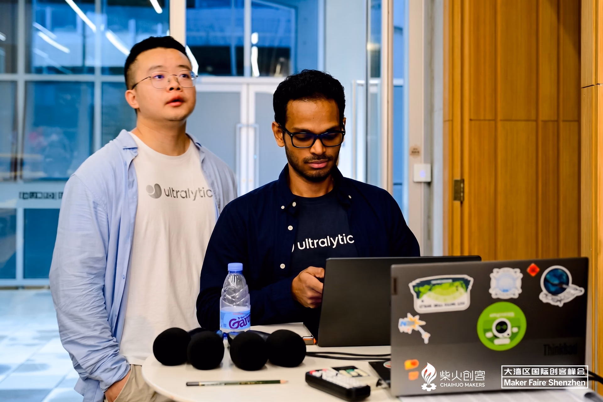 Maker Faire Shenzhen'de Jing Qiu ve Lakshantha Dissanayake