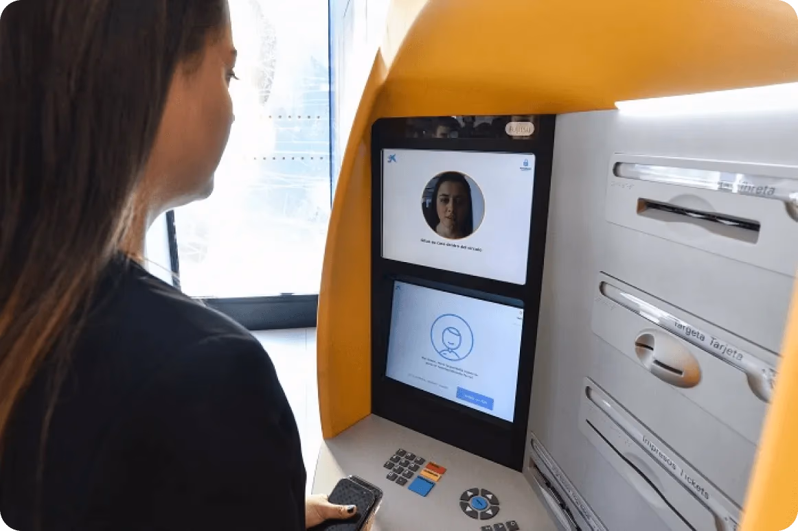 Distributeur automatique de la CaixaBank intégrant la technologie de reconnaissance faciale