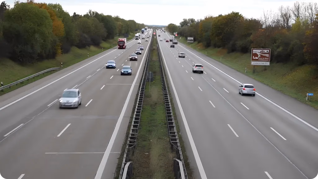 Un fotogramma da un video di input di esempio per l'analisi del traffico