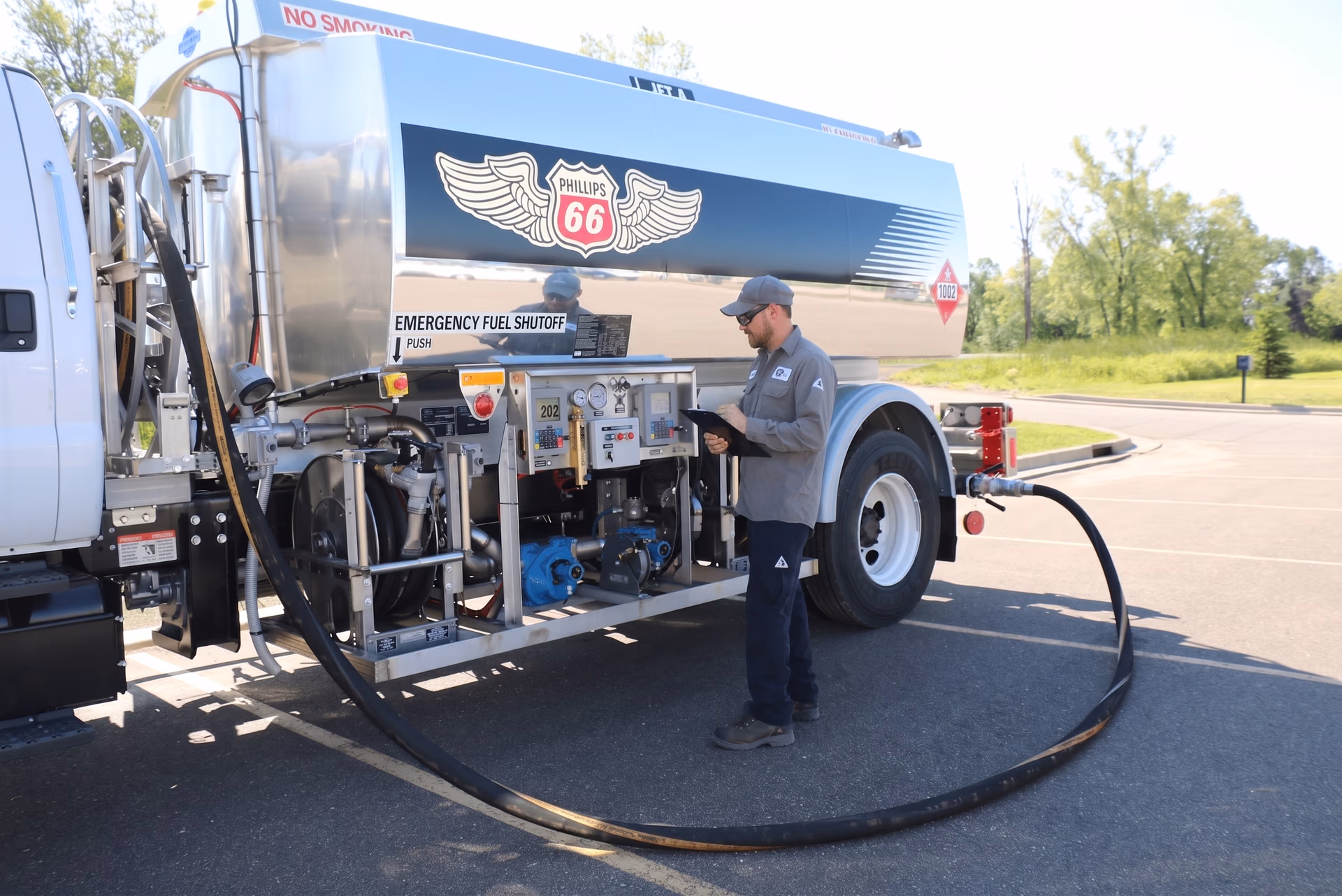 Rifornimento di carburante a un camion