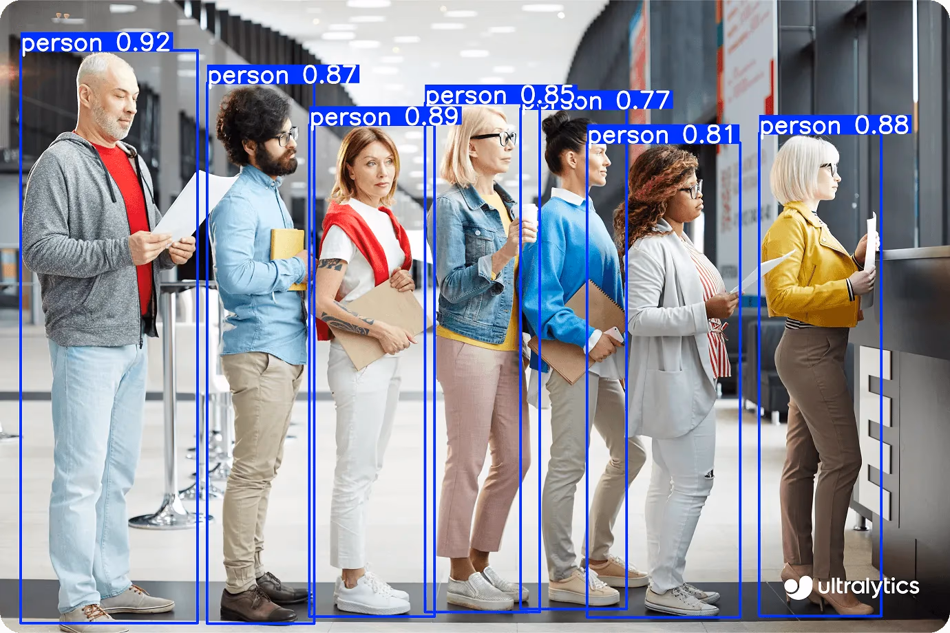 YOLO11 phát hiện đối tượng giám sát người trong hàng đợi tại ngân hàng