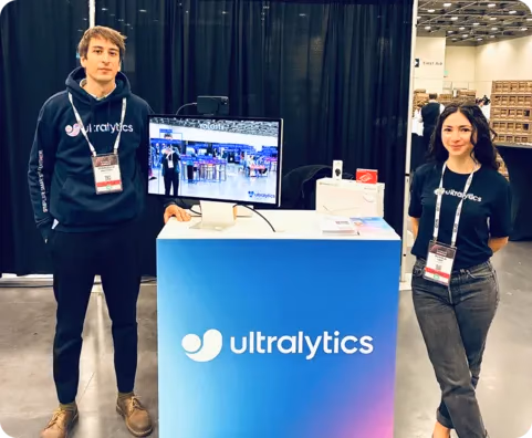 Francesco Mattioli und Nuvola Ladi am Stand von Ultralytics