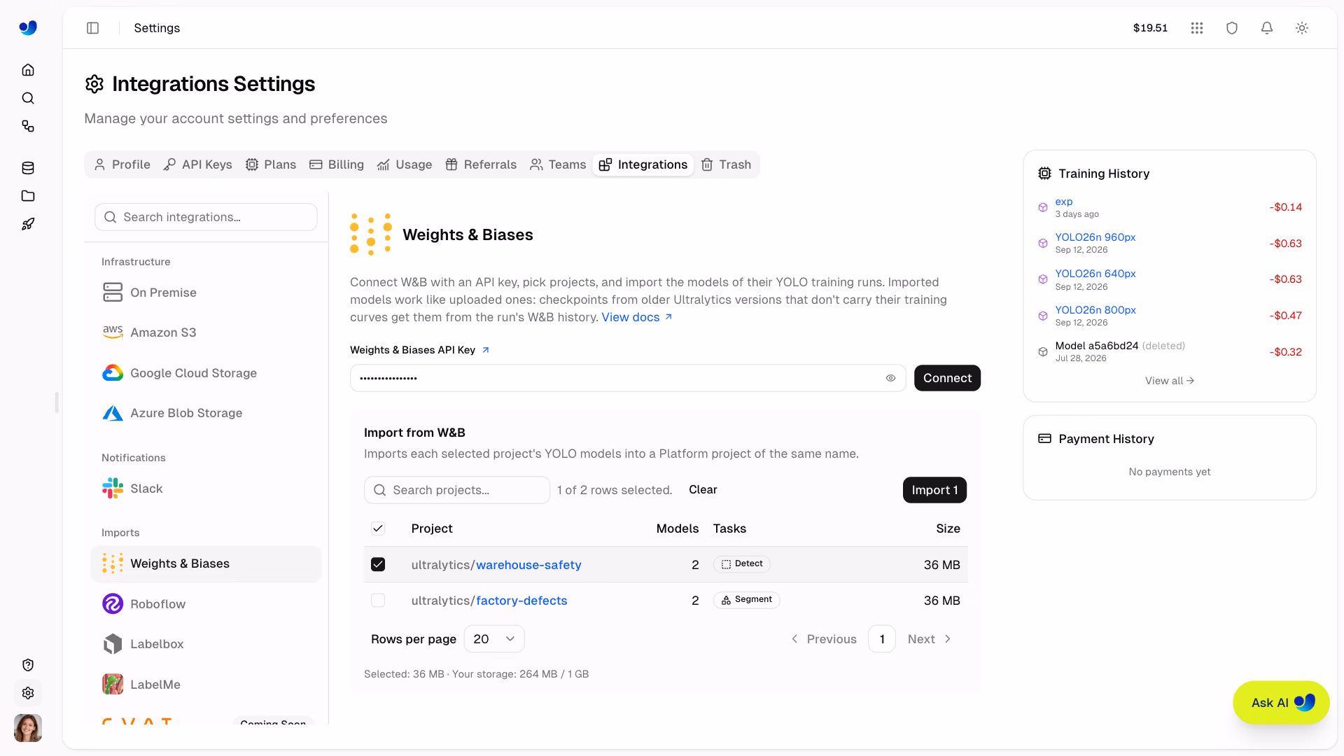 Tích hợp Weights & Biases trong phần cài đặt Ultralytics Platform, với API key W&B đã kết nối và dự án phát hiện an toàn kho hàng được chọn để nhập