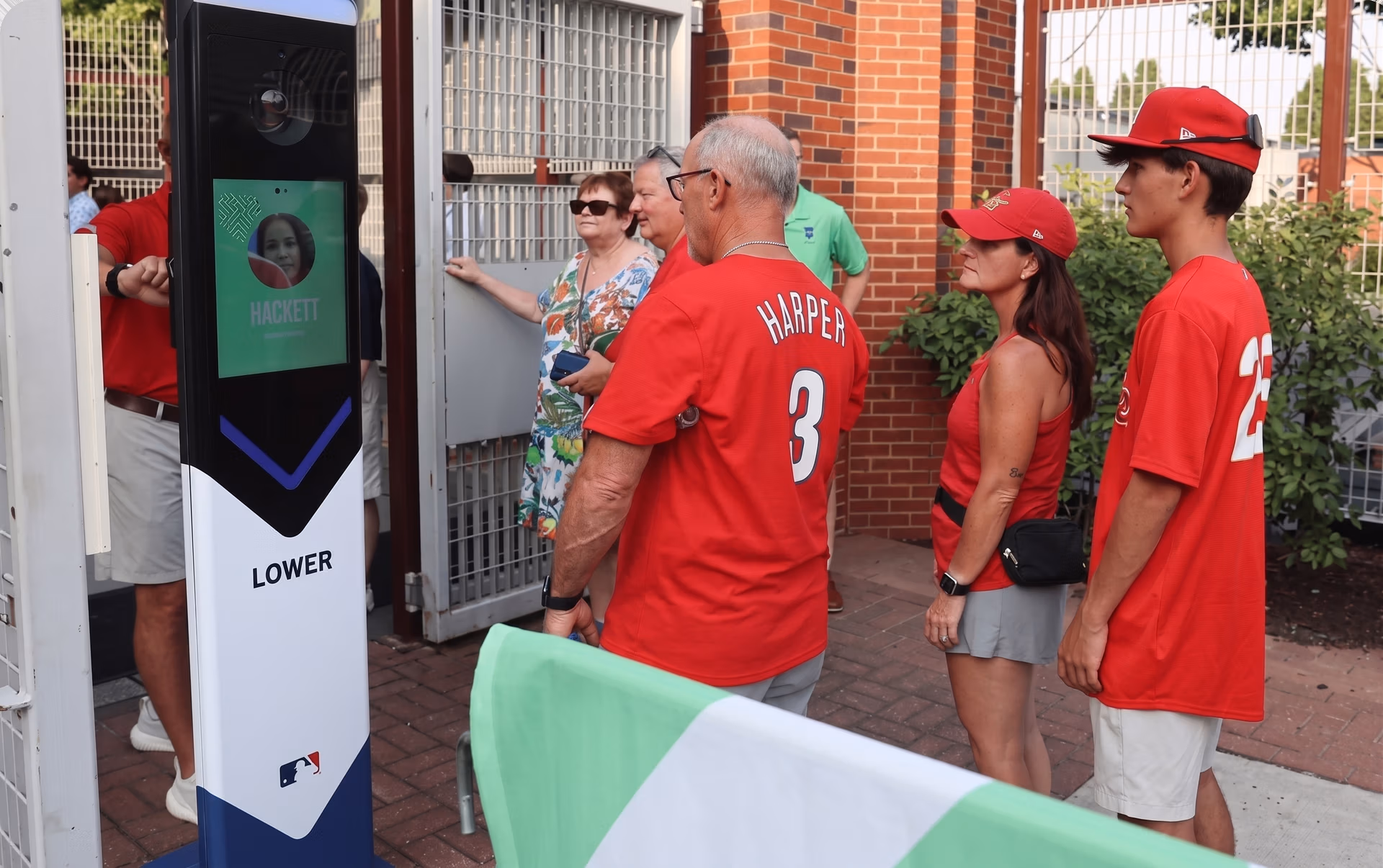 Riconoscimento facciale che consente agli spettatori di entrare in una partita di baseball