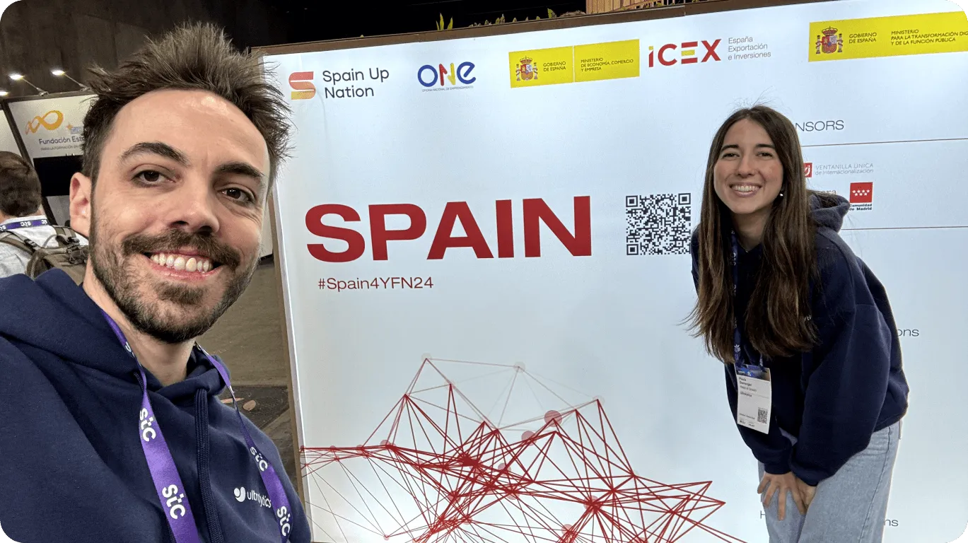 Glenn Jocher con Paula Derrenger en 4YFN 2024 en Barcelona, España