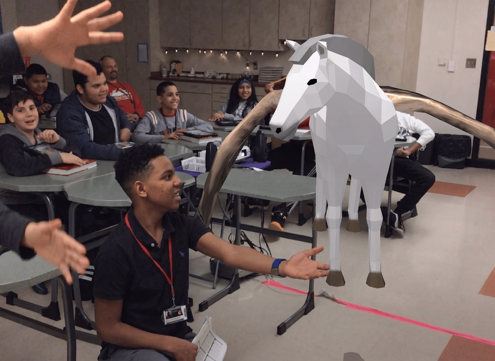 AR kullanarak Assemblr 3D modeliyle etkileşime giren öğrenciler