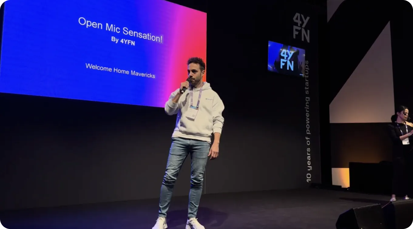 Glenn Jocher presentando en el escenario en 4YFN 2024