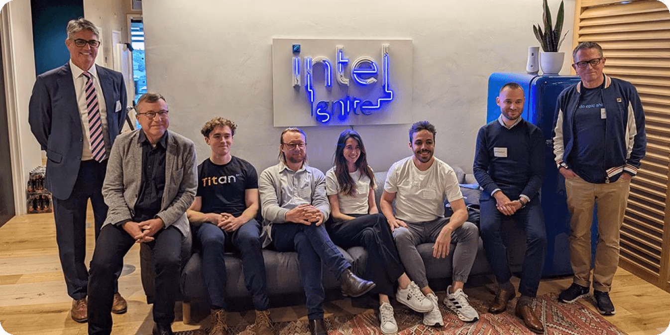Glenn Jocher e Paula Derrenger con esperti del settore AI e leader di pensiero di Intel