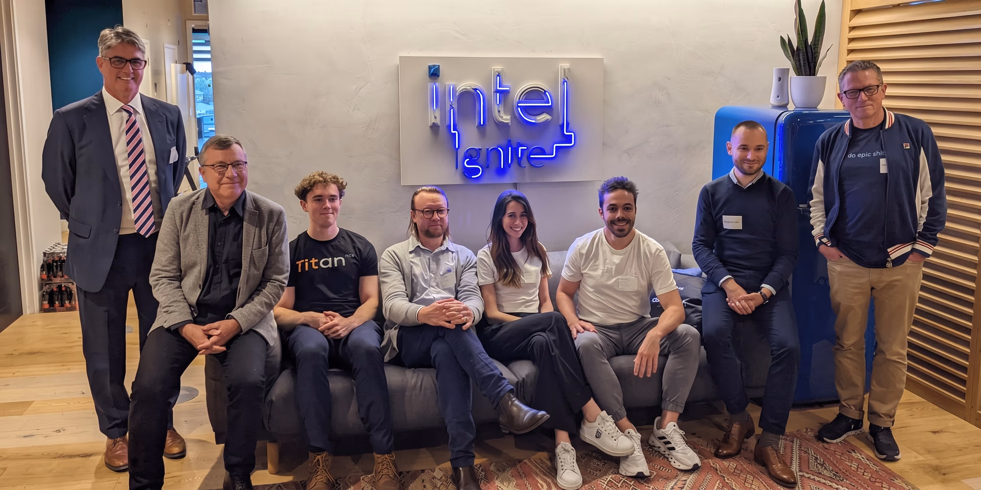 Glenn Jocher e Paula Derrenger con esperti del settore IA e leader di pensiero Intel