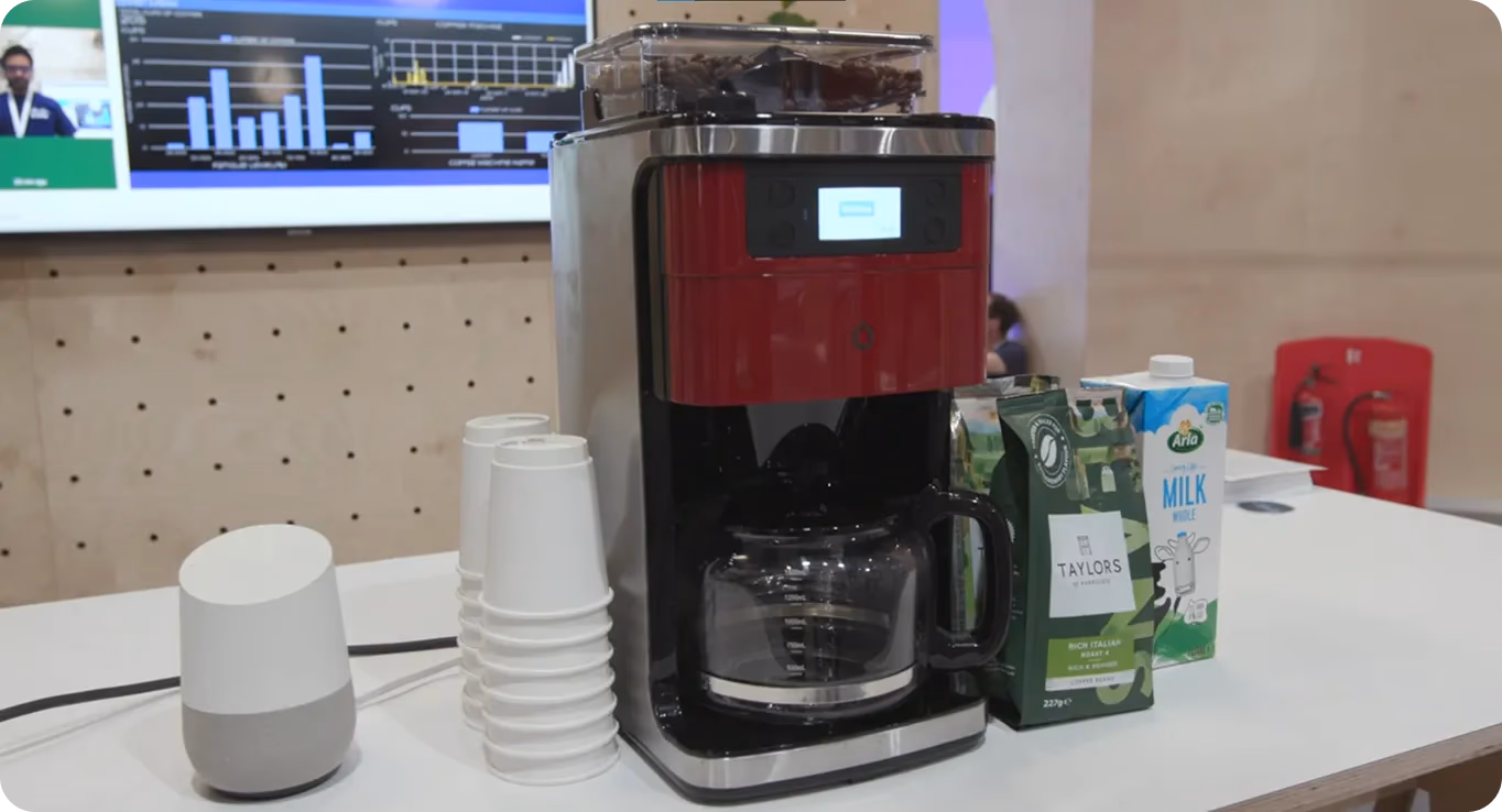 Uma máquina usando Vision AI para ajustar a intensidade do café com base em expressões faciais