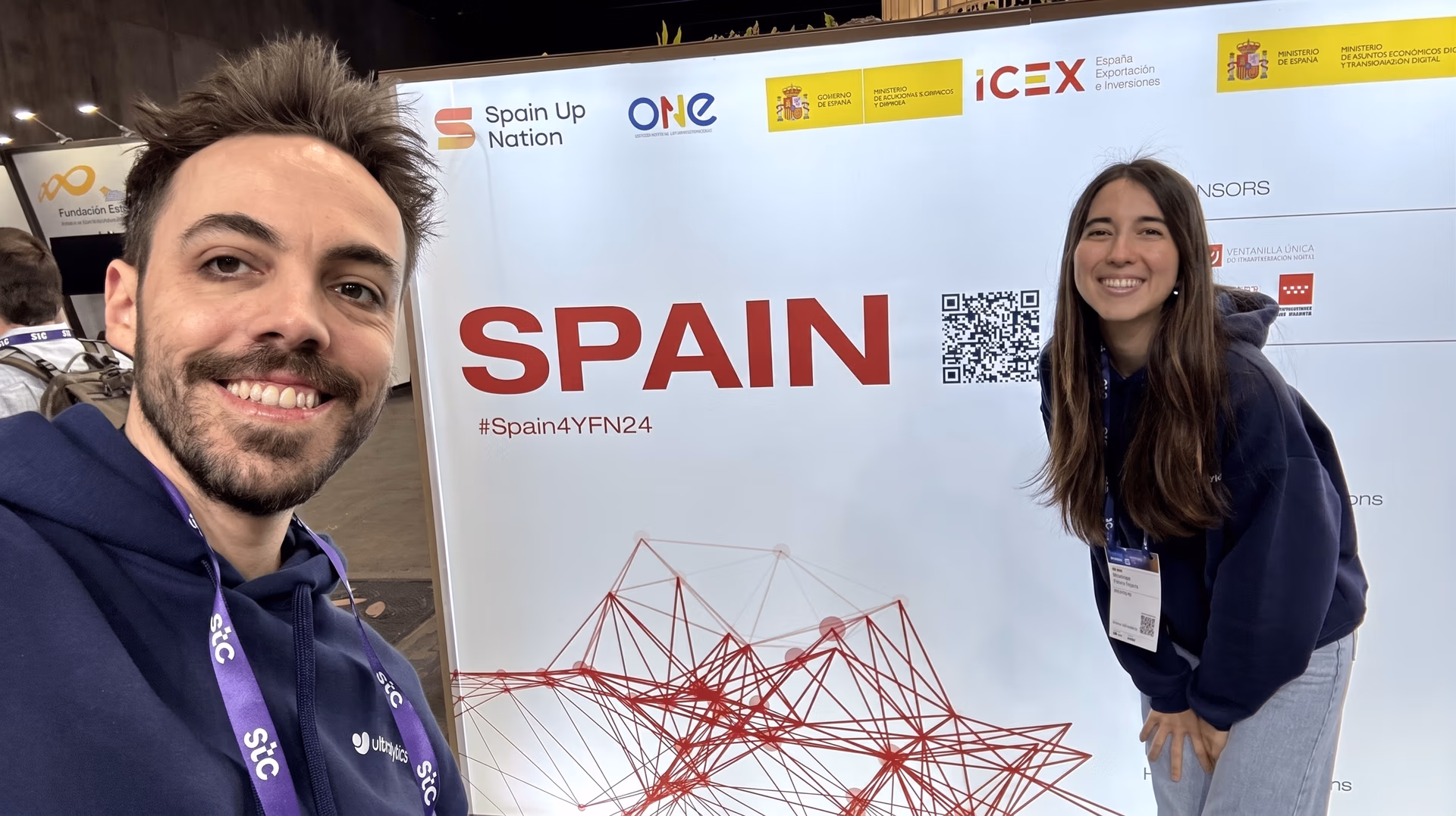 Glenn Jocher con Paula Derrenger en el 4YFN 2024 en Barcelona, España