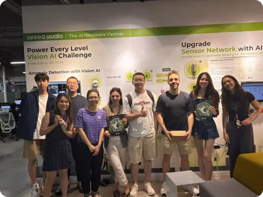 L'équipe Ultralytics dans les bureaux de Seeed Studio à Shenzhen, en Chine