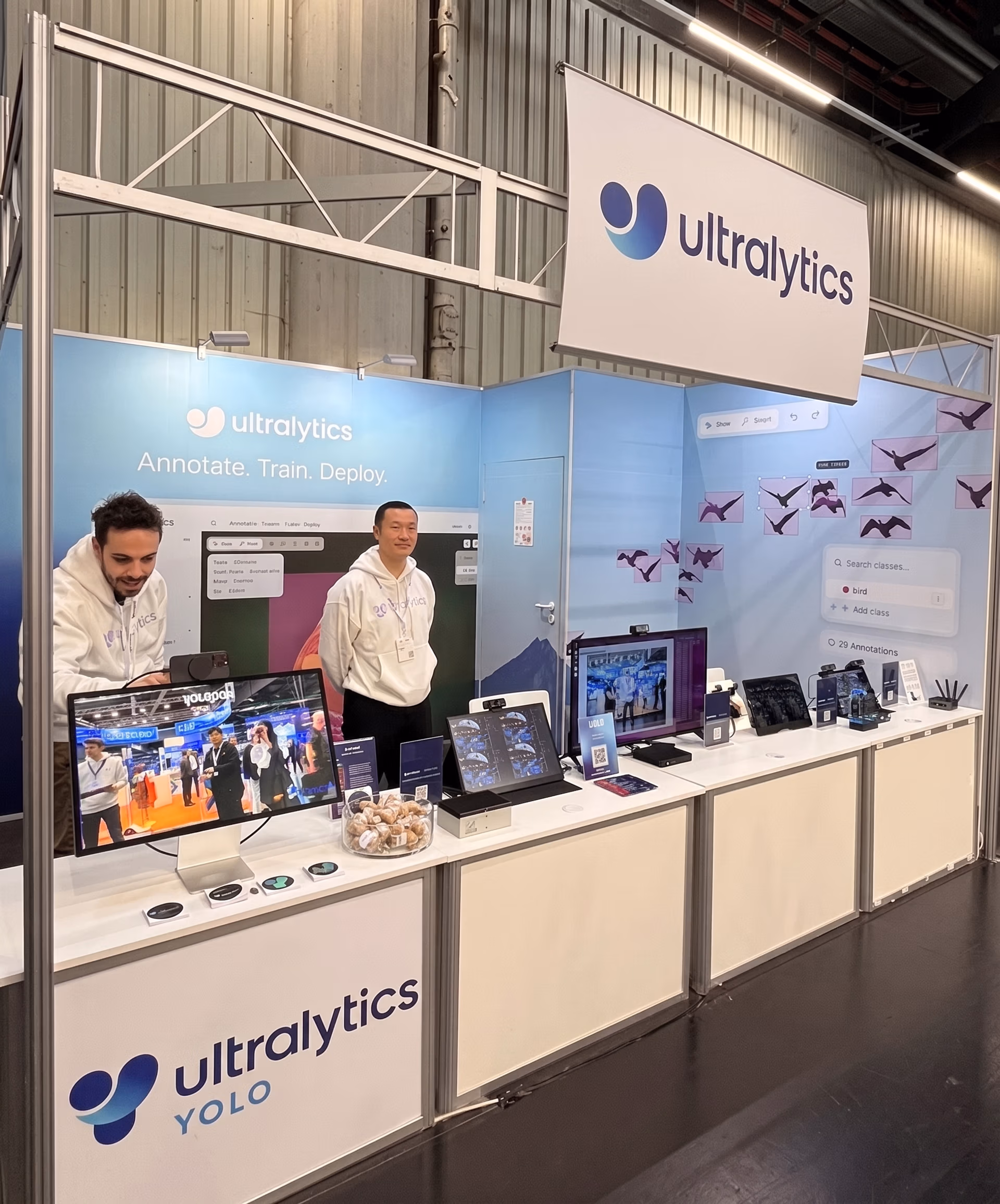 Embedded World 부스의 Ultralytics YOLO 데모