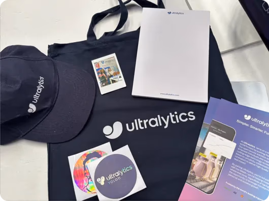 Người tham dự trải nghiệm các sản phẩm merchandise của Ultralytics