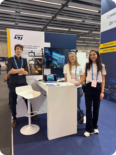Francesco, Hannah e Zinnia del team Ultralytics allo stand