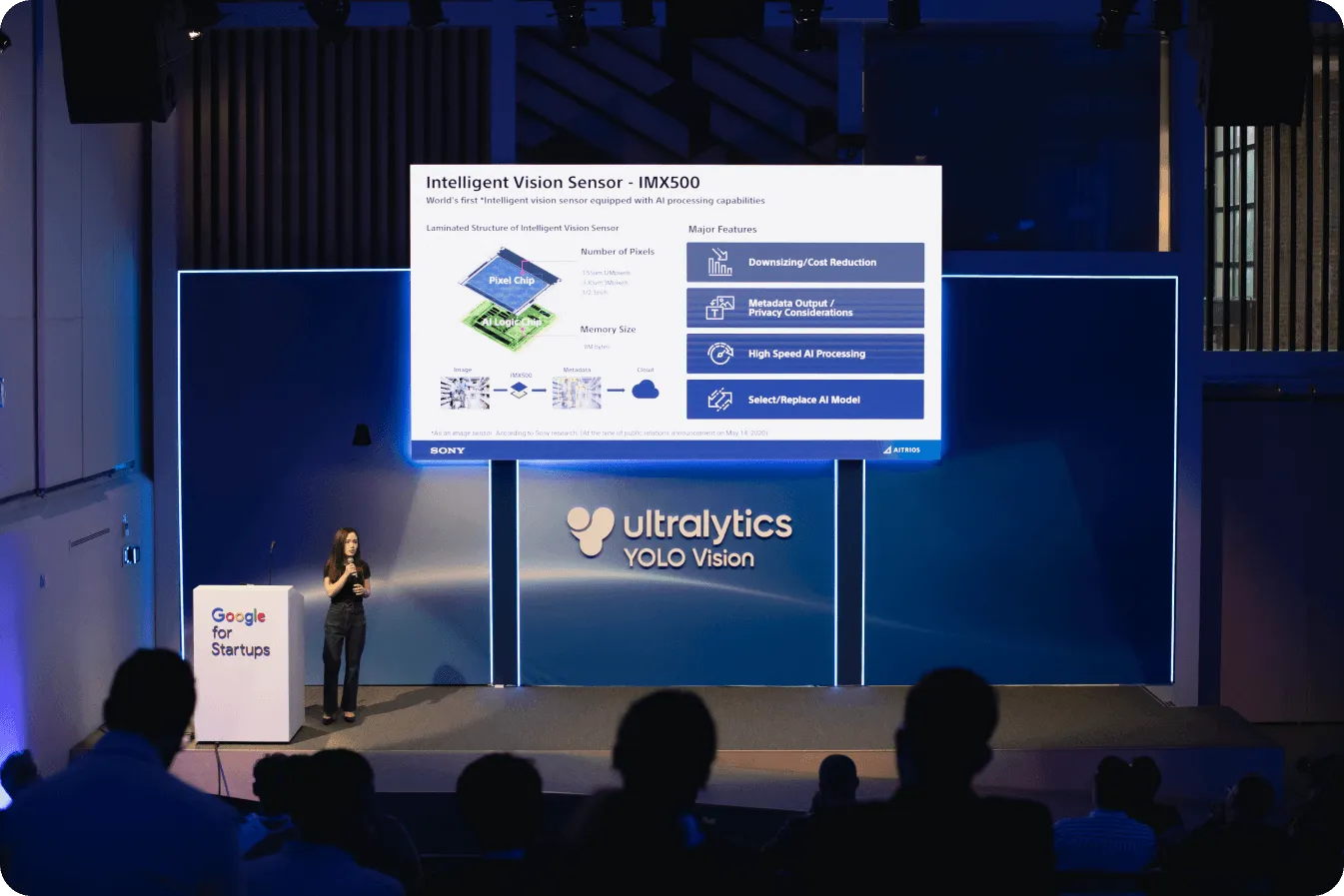 Wei Tang sur scène à YOLO Vision 2024 présentant le Sony IMX500