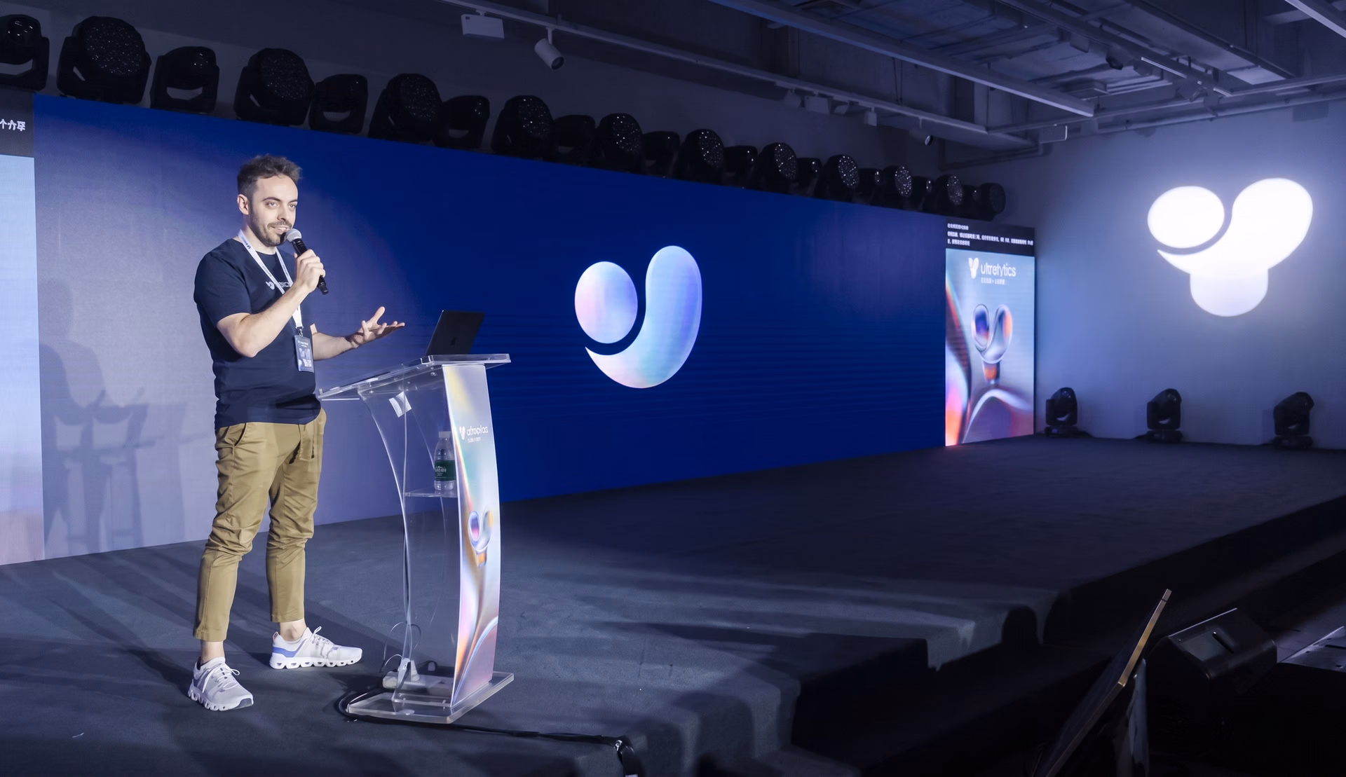 Glenn Jocher YOLO Vision 2025 Shenzhen'de sahnede konuşurken